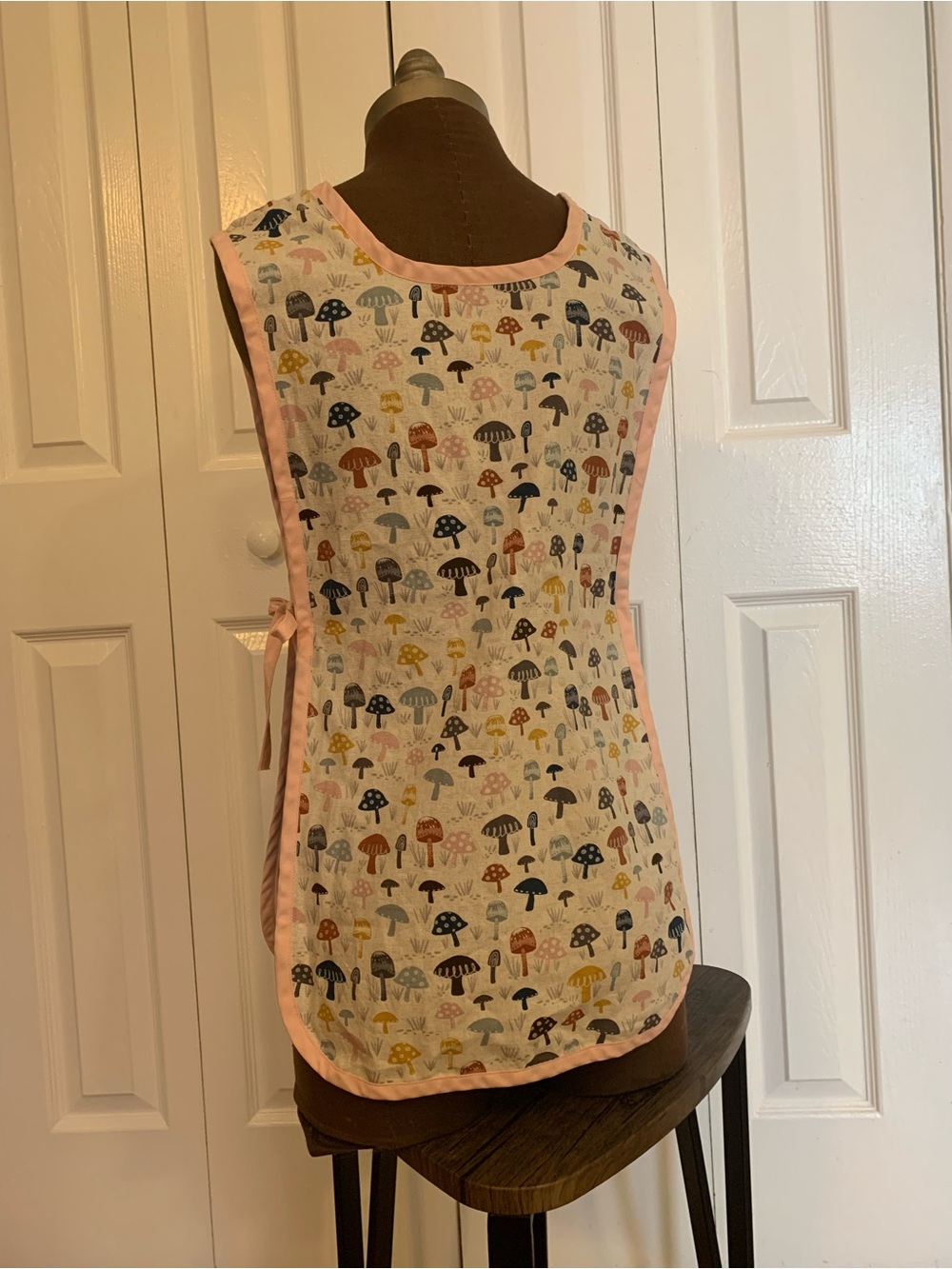 Womens Mushroom Print Side-Tie Apron in Light Pink size small